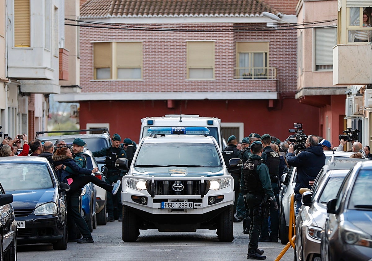 Tension et douleur aux tribunaux de Sueca après l'arrestation du meurtrier de l'ami de son fils de treize ans