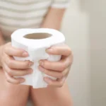 Une vitamine courante influençe votre fréquence aux toilettes