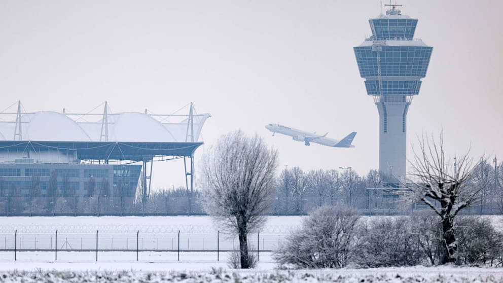 Avions stationnés à l’aube à l'aéroport de Munich. Des activistes du climat ont perturbé l'aéroport.
