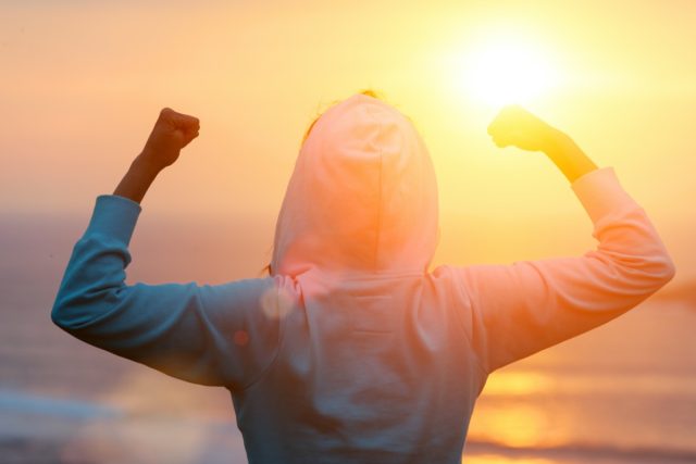 Femme motivée à l'aube pendant une séance de fitness