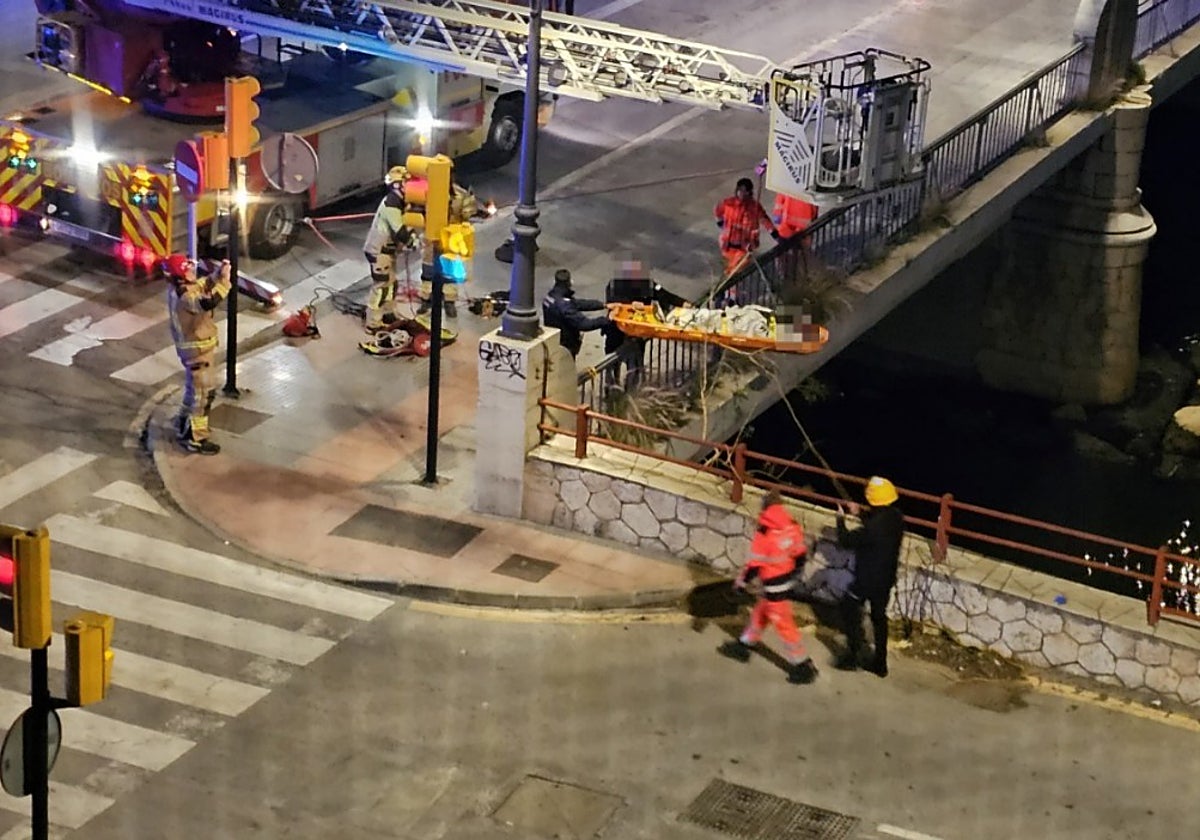 Violent stabbing sous le pont du Carmen à Malaga : un homme dans un état critique avec le crâne endommagé