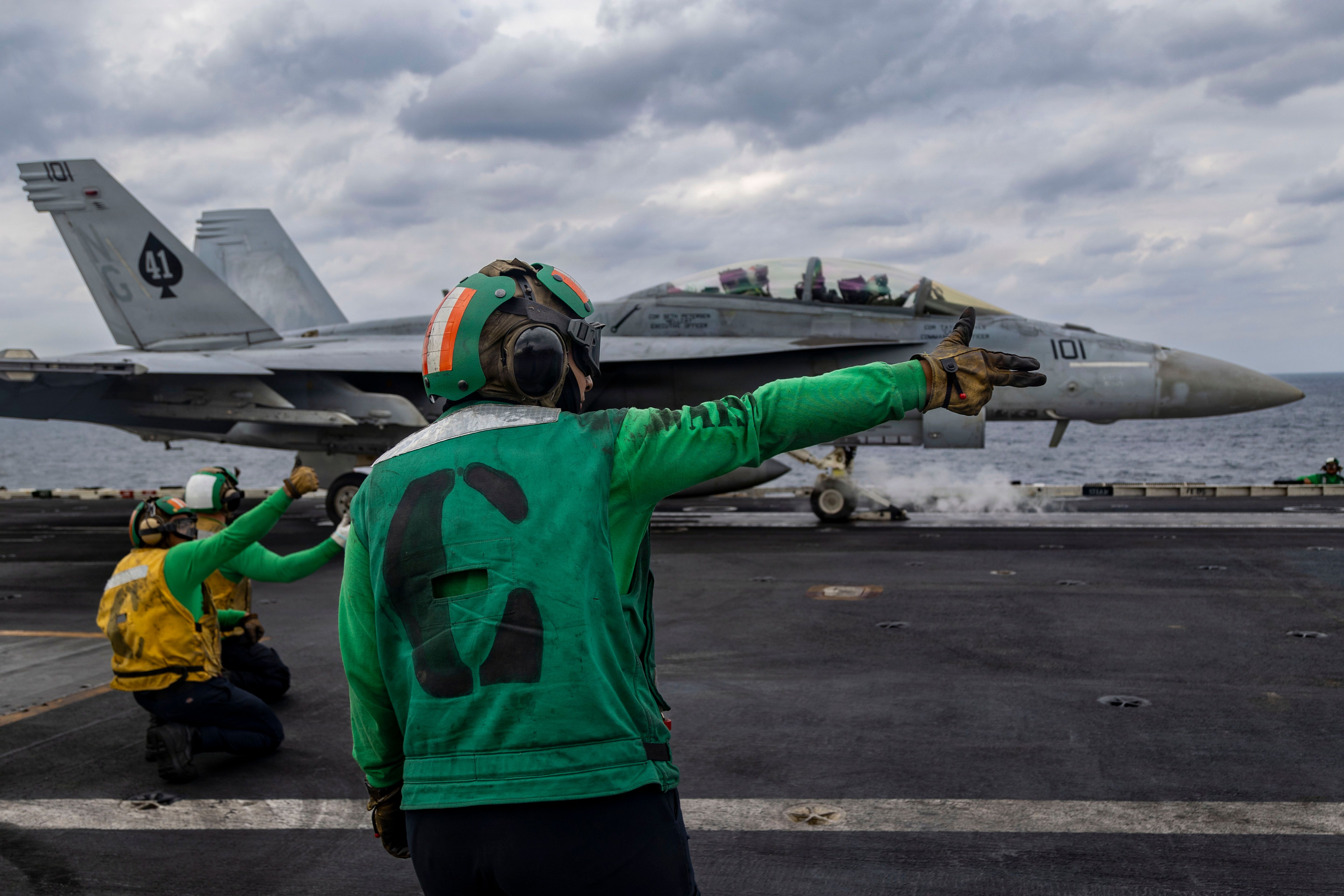 Un FA-18F Super Hornet sur l'USS Abraham Lincoln dans la mer d'Arabie