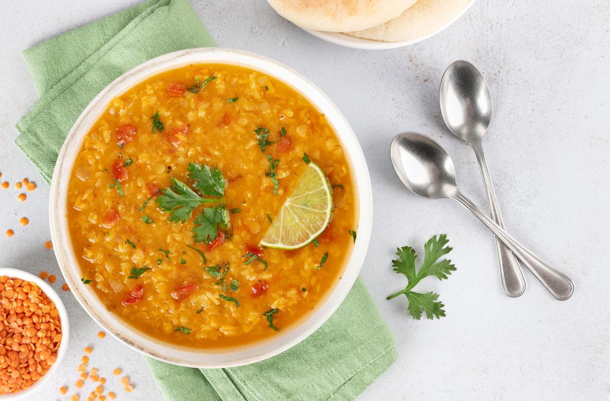 Soupe indienne traditionnelle dal avec lentilles rouges, épices, coriandre fraîche et citron.