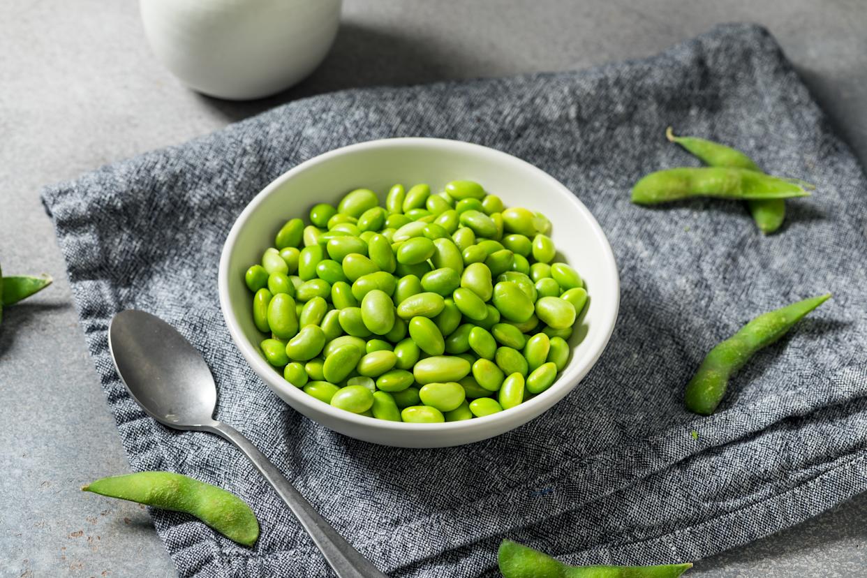Graines d'edamame bio dans un bol prêtes à déguster