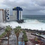 Vague géante emporte femme et chien au bord de la mer !