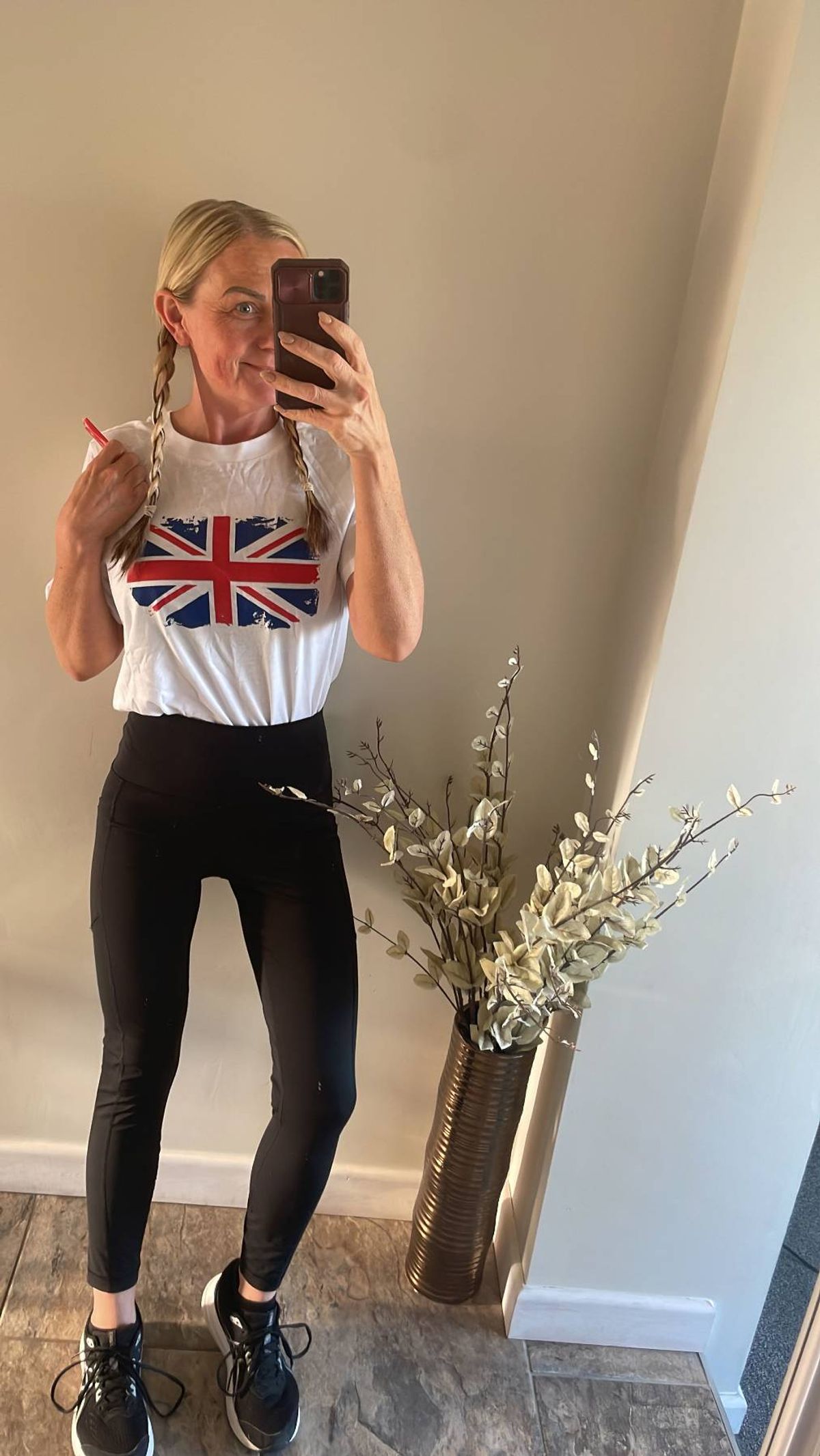 Vicky peut soulever son poids au-dessus de sa tête.