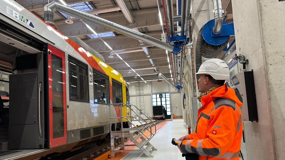 Démonstration du système d'échappement des trains à moteur diesel.