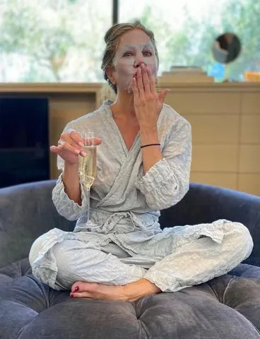 Jennifer Aniston portant un masque sur une photo Instagram.