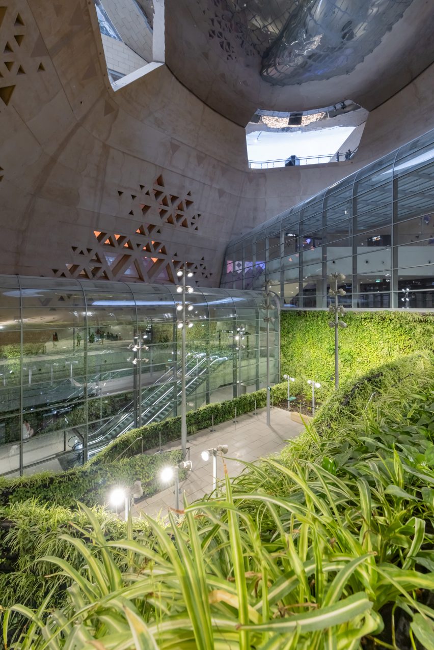 Espace vert dans un atrium de métro
