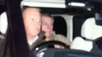 Une photographie floue d'Andrew à l'arrière d'une voiture
