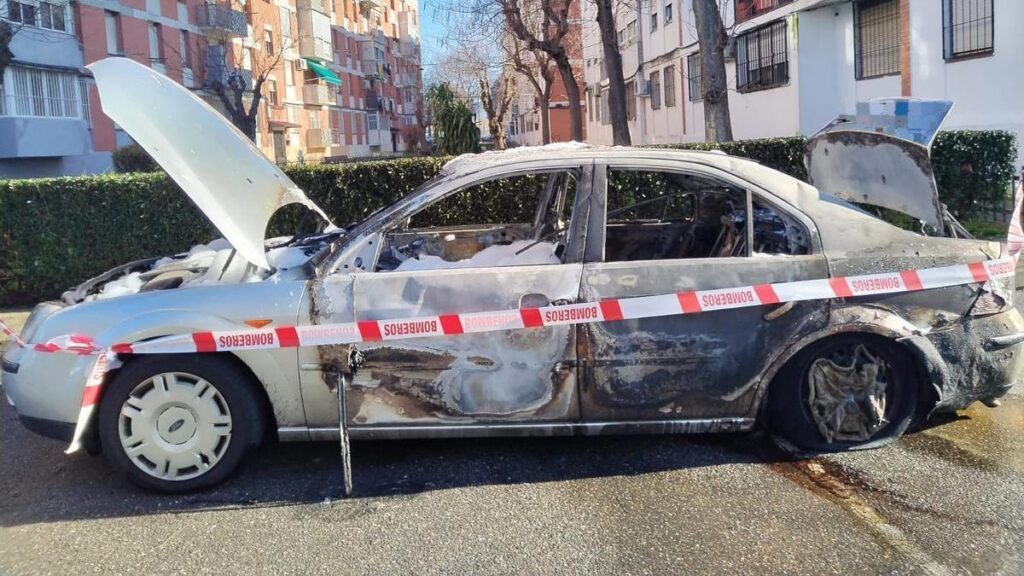 Cascots dans la rue : une voiture réduite en cendres !