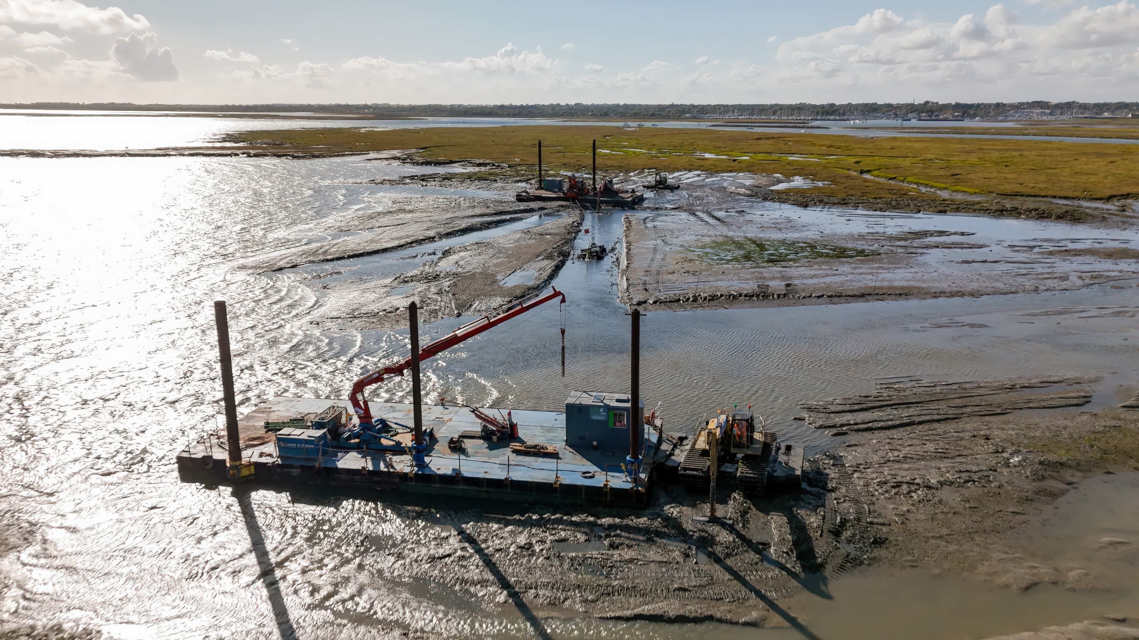 Équipements utilisés pour déposer des sédiments dans le marais salant.