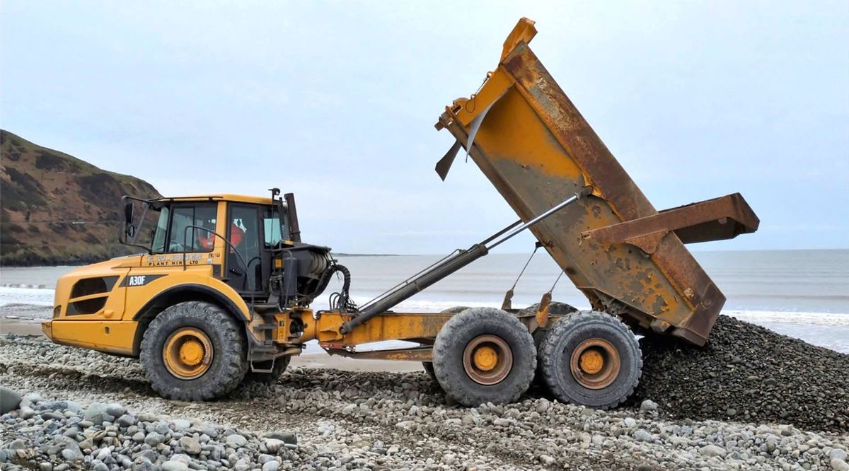 Des galets sont déchargés près de Friog Corner, à l'extrémité sud de la plage, plus vulnérable à l'érosion marine