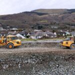 Pelleteuses sur la plage d'un village côtier du Pays de Galles face aux tempêtes hivernales