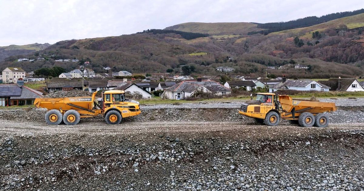 Pelleteuses sur la plage d'un village côtier du Pays de Galles face aux tempêtes hivernales