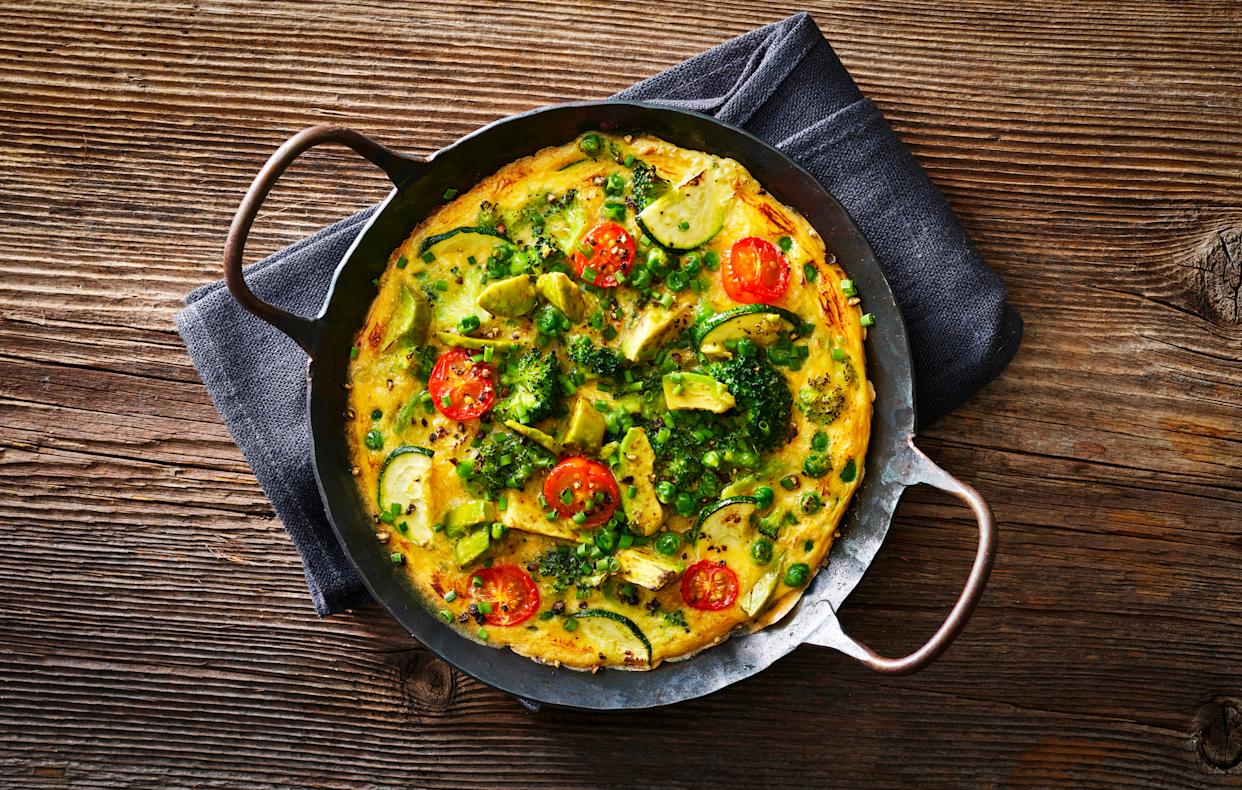 Vue aérienne d'une omelette aux petits pois, tomates, avocat et courgettes
