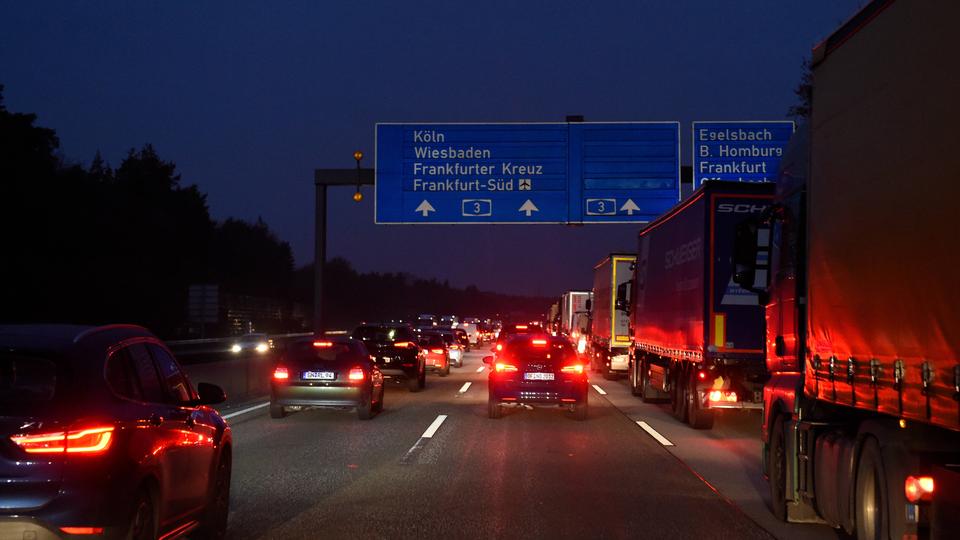 Stau auf A3 am Offenbacher Kreuz