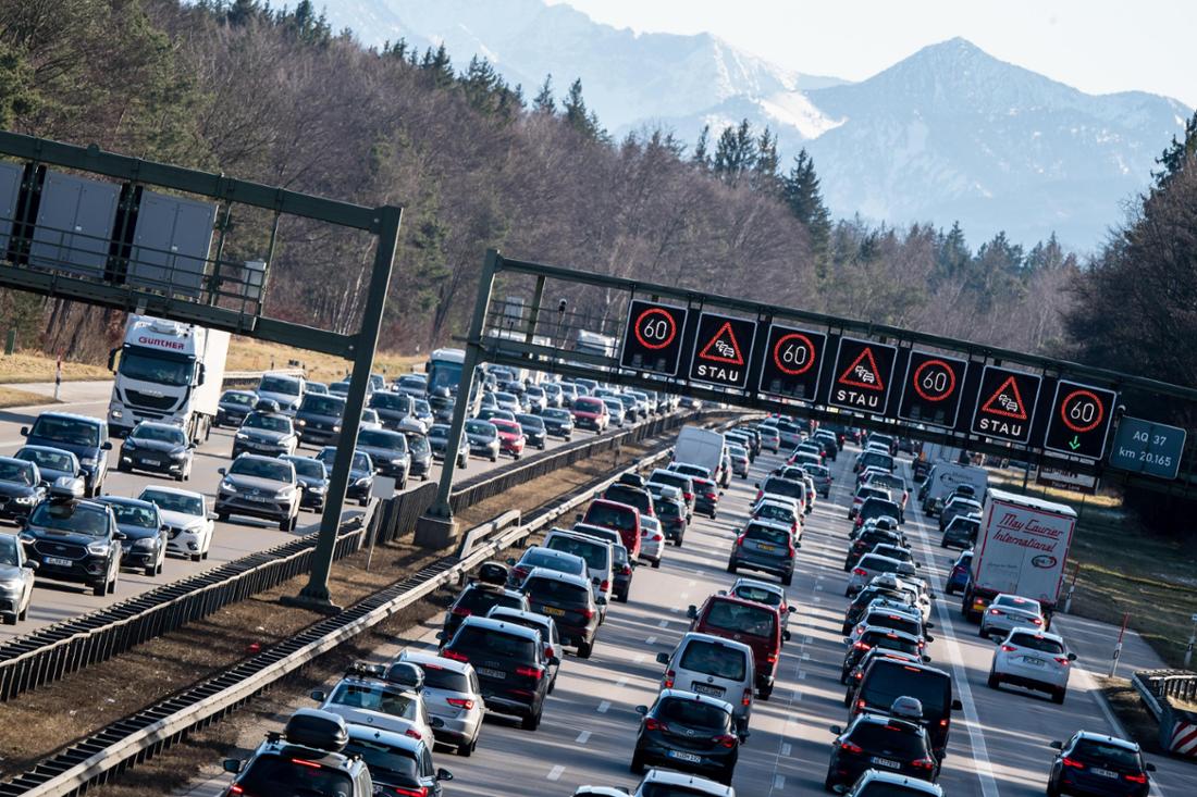 Stau sur les autoroutes menant vers les stations de ski