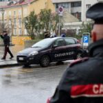 Bande de bébés défie les carabiniers : armes en plein air et évasion sous les cris !