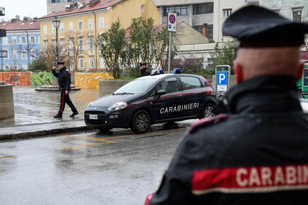 Bande de bébés défie les carabiniers : armes en plein air et évasion sous les cris !