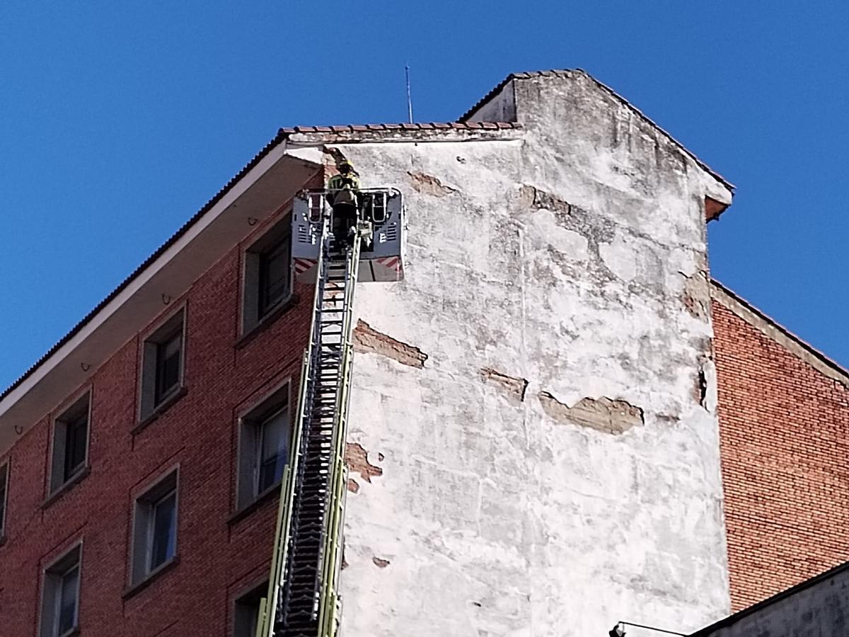 Zone de la façade du Luis de Toro où le matériau s'est détaché.