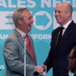 Dan Thomas, le leader gallois de Reform UK, présenté par Nigel Farage lors d'un rassemblement à Newport