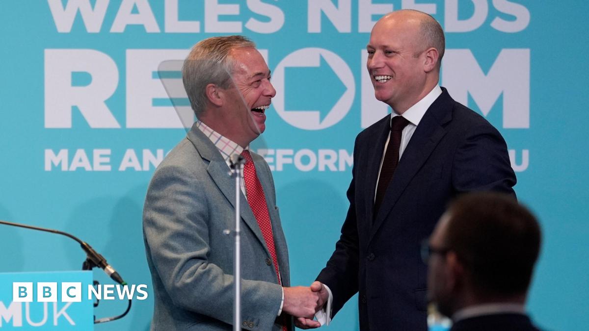 Dan Thomas, le leader gallois de Reform UK, présenté par Nigel Farage lors d'un rassemblement à Newport