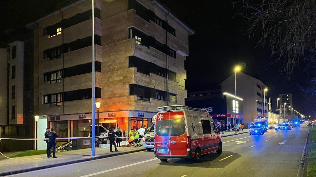 Deux morts après une grue percutant un magasin à Gijón