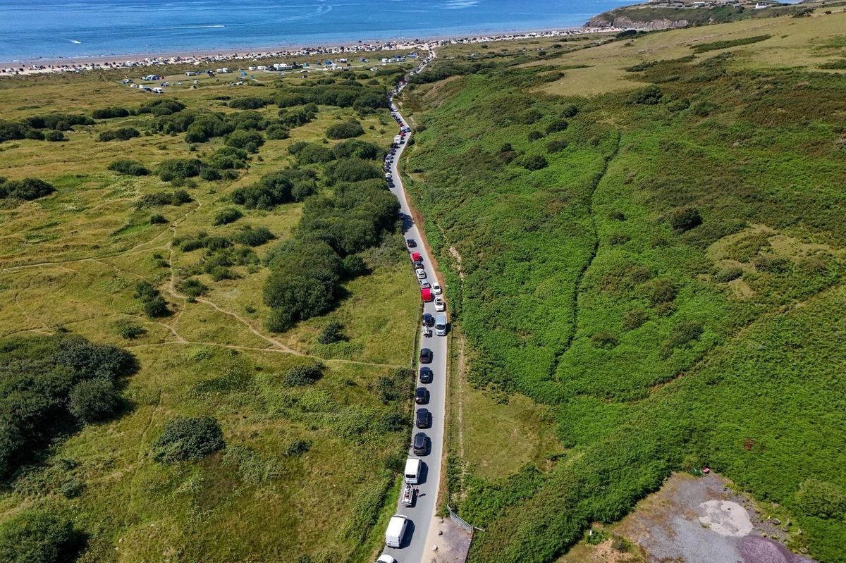 Le trafic à deux voies peut être délicat sur Ffordd Morfa Bychan lorsque les visiteurs attendent pour accéder à la plage.