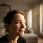 Équilibre délicat : Dois-je garder mon bonheur pour moi face à la souffrance des autres ?