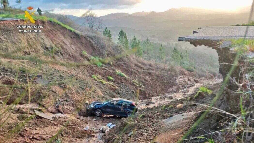 Femme chute de 30 mètres dans un gouffre après l'effondrement de la route