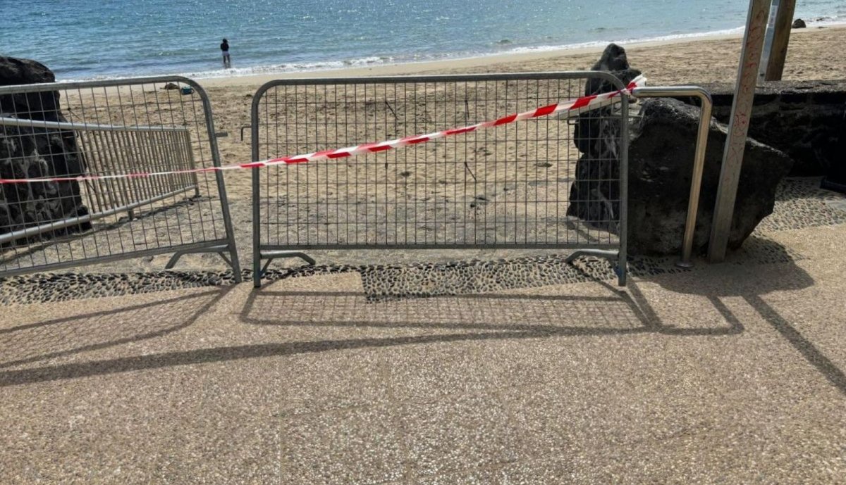 Fermeture temporaire de la Playa Pequeña à Playa Blanca pour contamination de l'eau