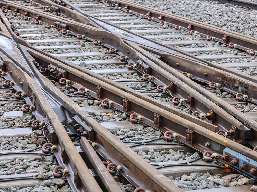 Glissements de terrain bloquent les voies ferroviaires et perturbent les services à la gare de Leeds