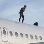 Homme grimpe sur le toit d'un avion à Manises et retarde un vol de deux heures et demie