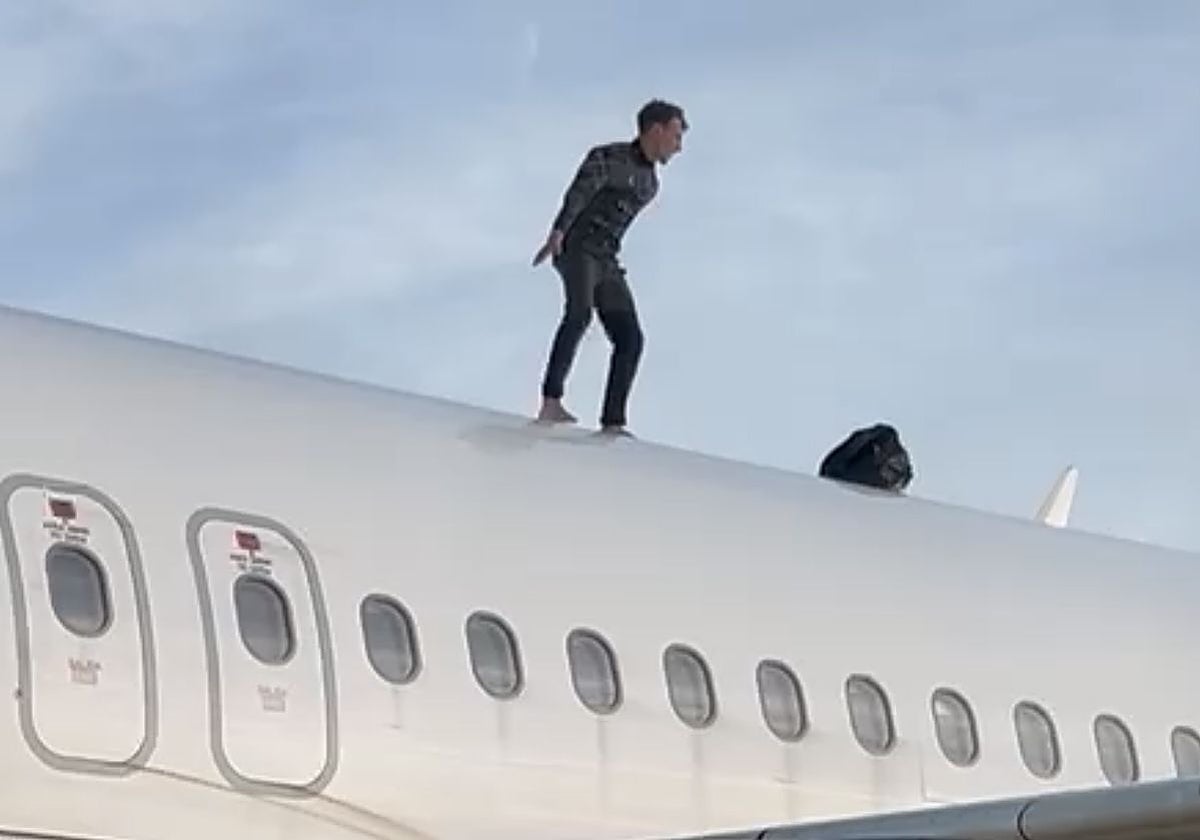 Homme grimpe sur le toit d'un avion à Manises et retarde un vol de deux heures et demie