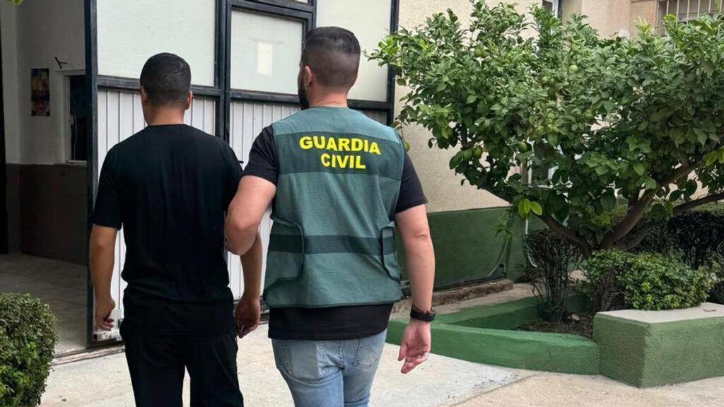 Homme roué de coups et abandonné dans un champ à Totana après un rendez-vous en ligne