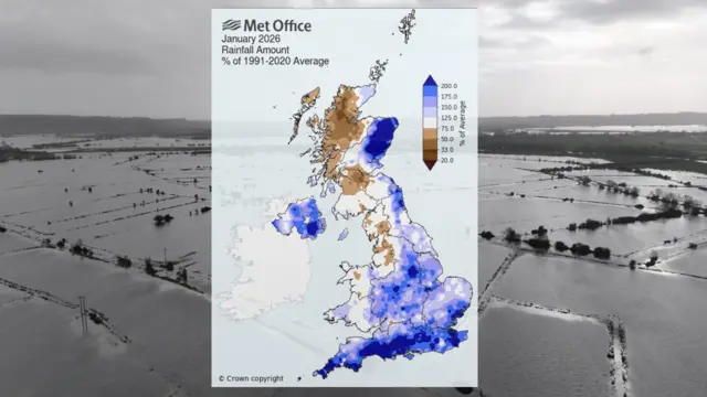 Une carte des totaux de pluie de janvier 2026, avec une image en noir et blanc d'inondations étendues à Fordgate et Moorland dans le Somerset