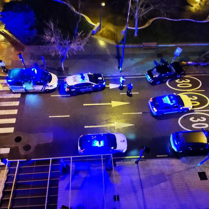 Intervention policière après une voiture contre un arbre