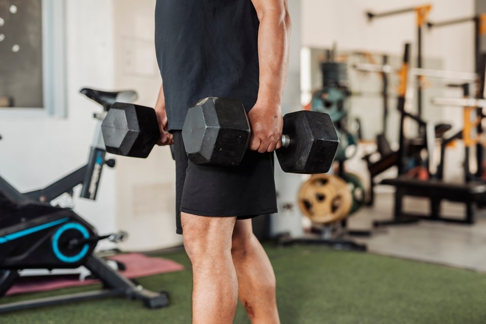 Une fois un mouvement de strongman, la technique a évolué avec des variations telles que le transport de valise ou le trap bar