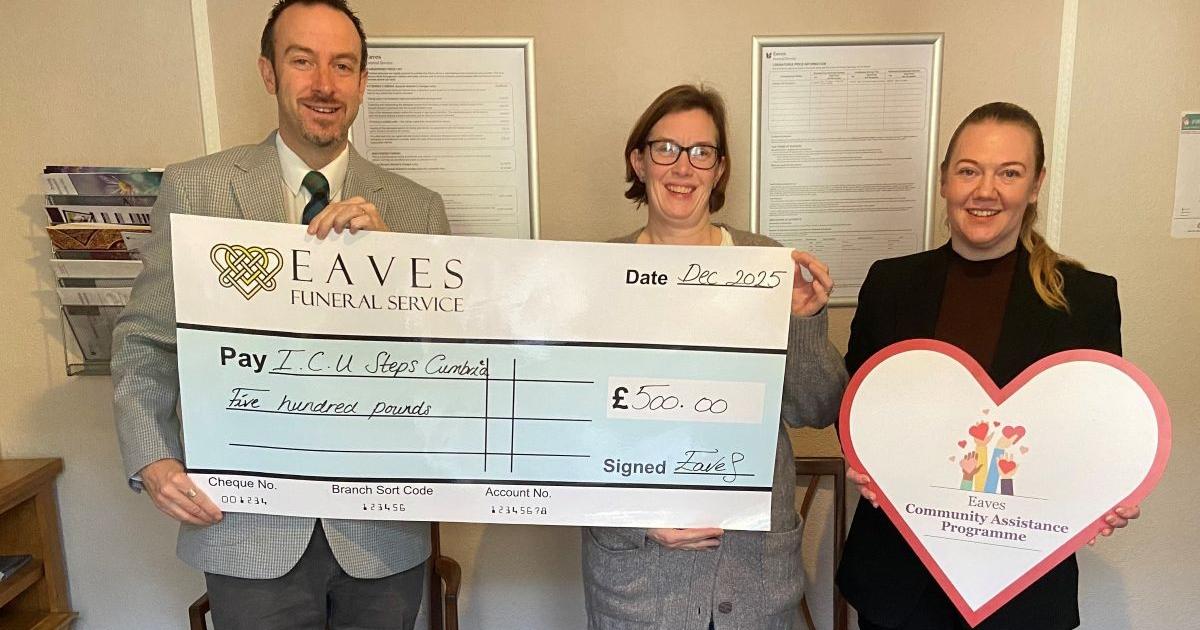 La maison funéraire de Whitehaven fait un don de 500 £ à deux œuvres caritatives locales