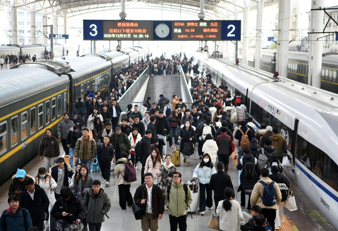 Voyageurs à la gare de Nanchang, Chine.