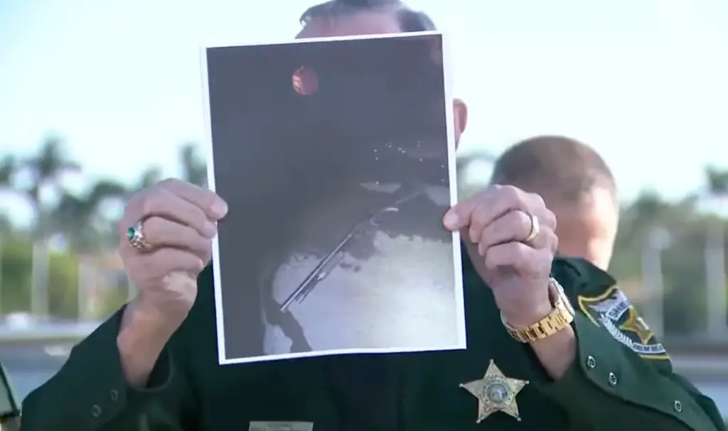 Le shérif du comté de Palm Beach présente l'arme supposée détenue par l'assaillant de la résidence de Trump