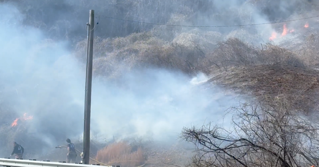 Ligne électrique tombée déclenche un incendie de broussailles à Godsey Ridge