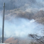 Ligne électrique tombée déclenche un incendie de broussailles à Godsey Ridge