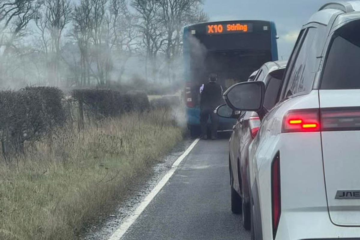 Le service X10 dégage de la fumée sur le bord de la route à Cambusbarron