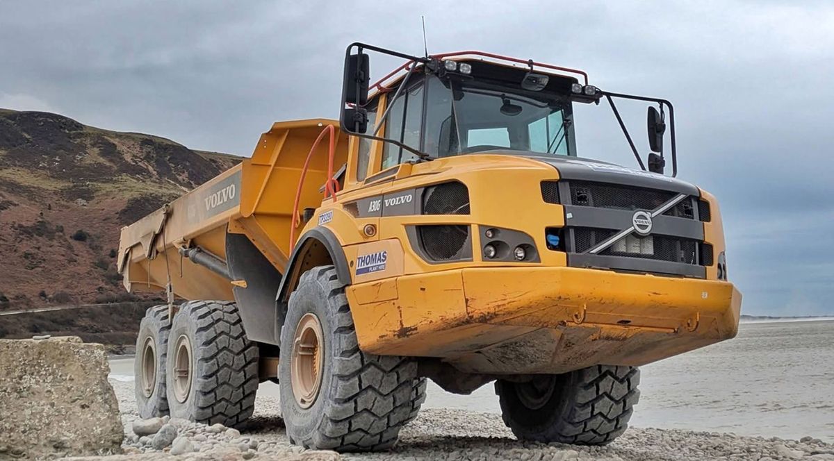 Un camion revient collecter un nouvel chargement de galets sur la plage de Fairbourne