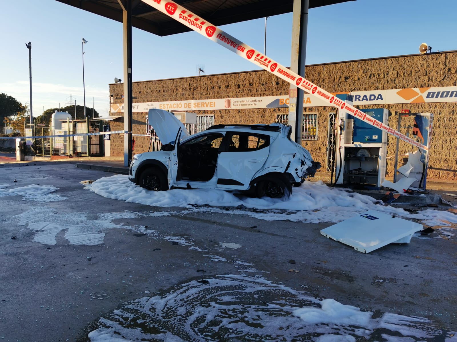 Le véhicule incendié.