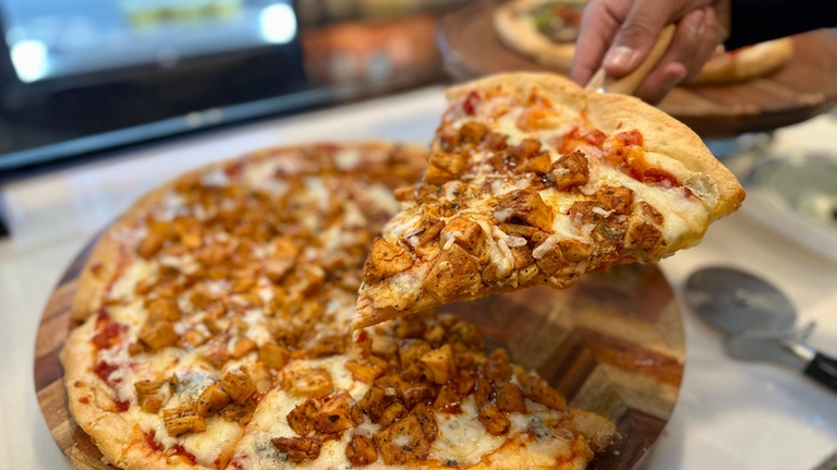 La pizza de poulet Buffalo sans gluten chez Bare Naked Bakery