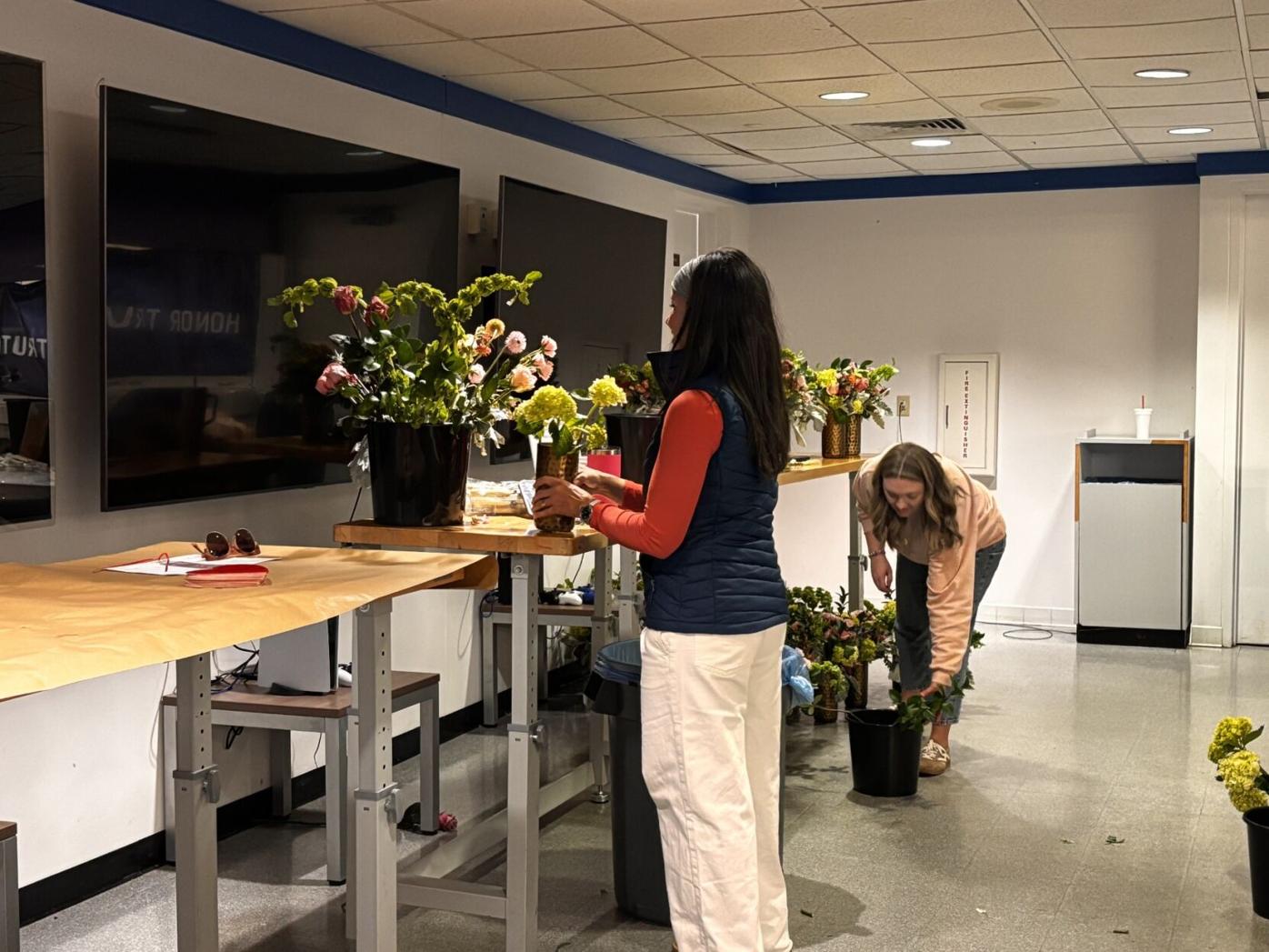 Bénévoles préparant des fleurs pour les veuves