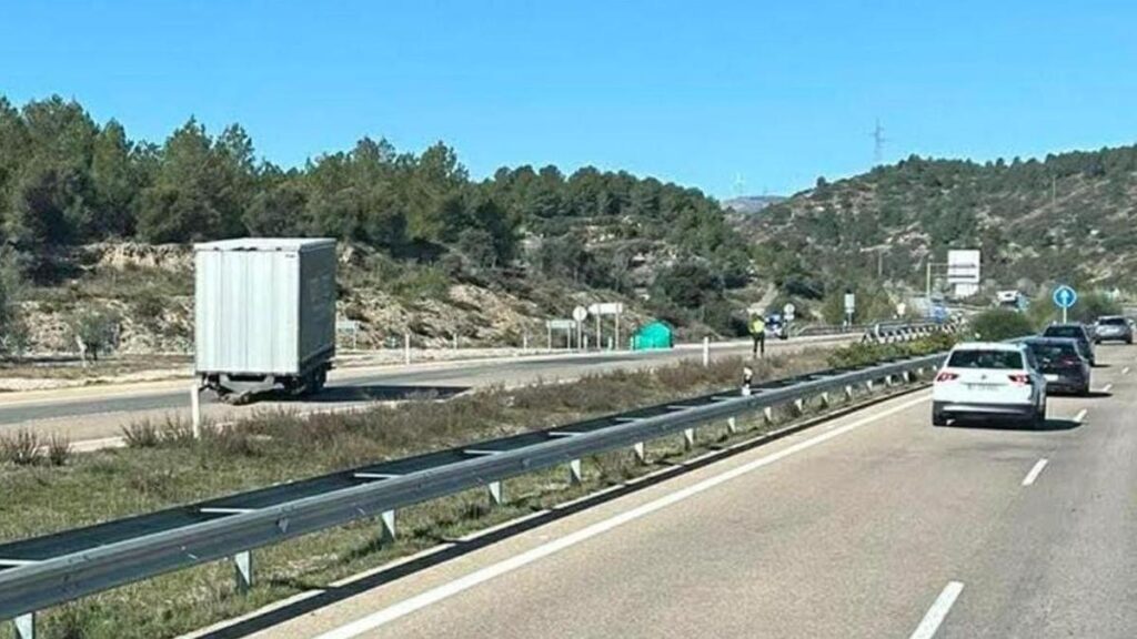 Remorque abandonnée sur l'A-23 à Castellón : trafic bloqué !